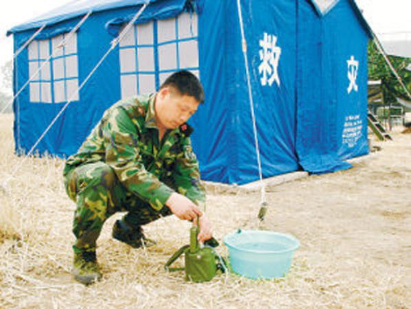 汶川地震救護人員正在用凈易單兵凈水器取水