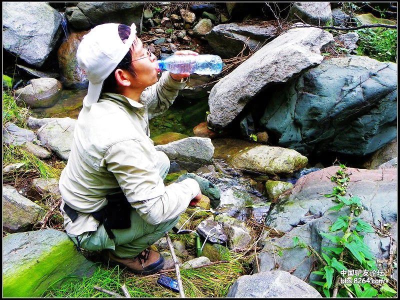 凈易單兵戶(hù)外凈水器可以將小溪水凈化為直接飲用水